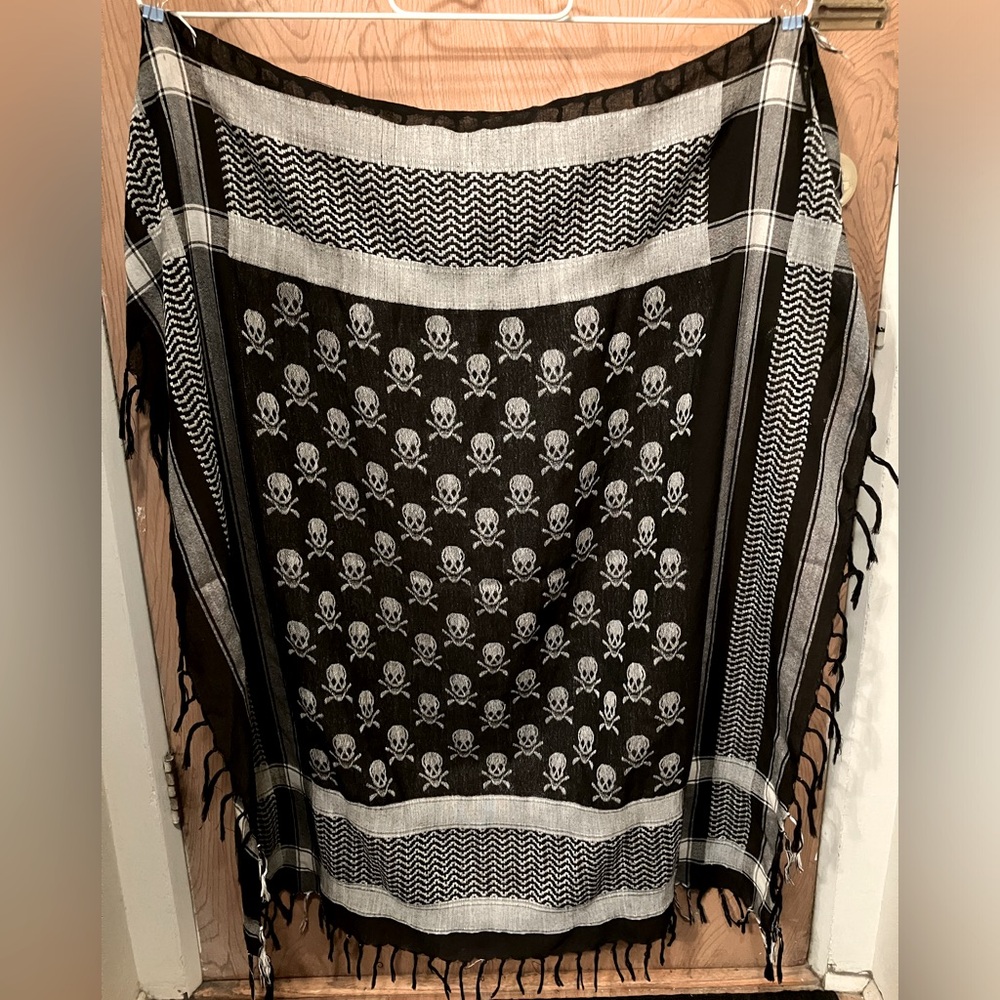 Large black and white skull scarf 💀
